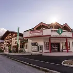Powderia Family & Freelance In The Centre Of Amade