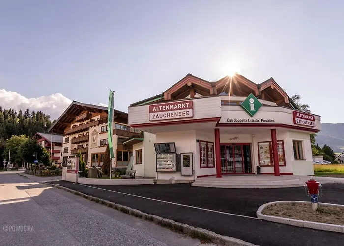 Powderia Family & Freelance In The Centre Of Amade